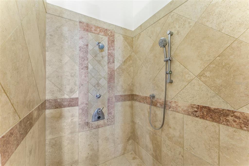 待售: $2,750,000 (7 贝兹, 7 浴室, 4400 平方英尺)