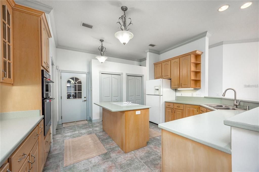 For Rent: $2,900 (4 beds, 2 baths, 2733 Square Feet)