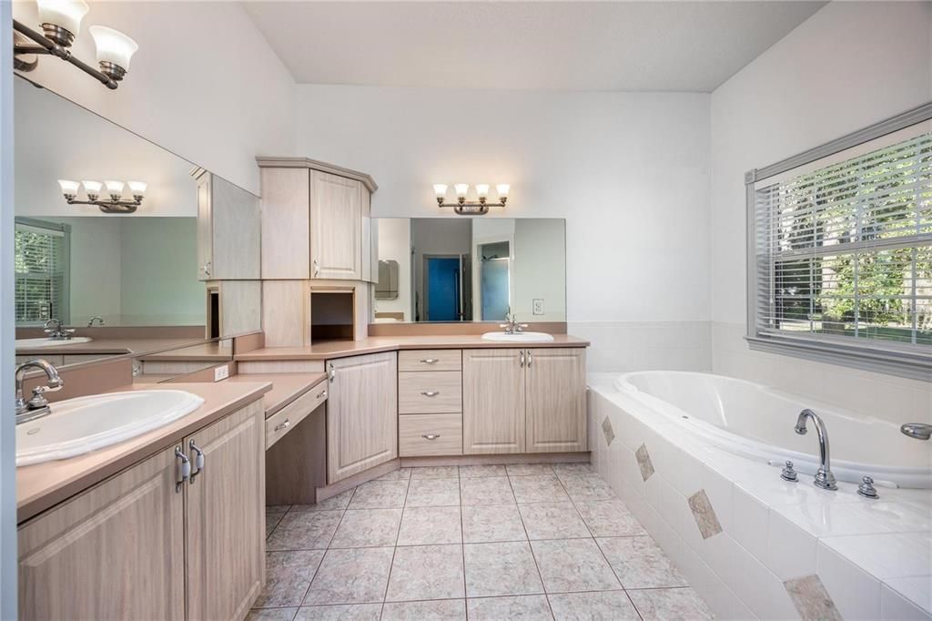 For Rent: $2,900 (4 beds, 2 baths, 2733 Square Feet)