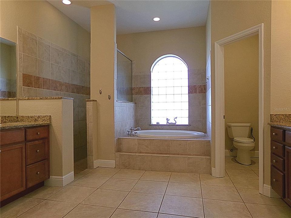 合同活跃: $524,900 (4 贝兹, 3 浴室, 2553 平方英尺)