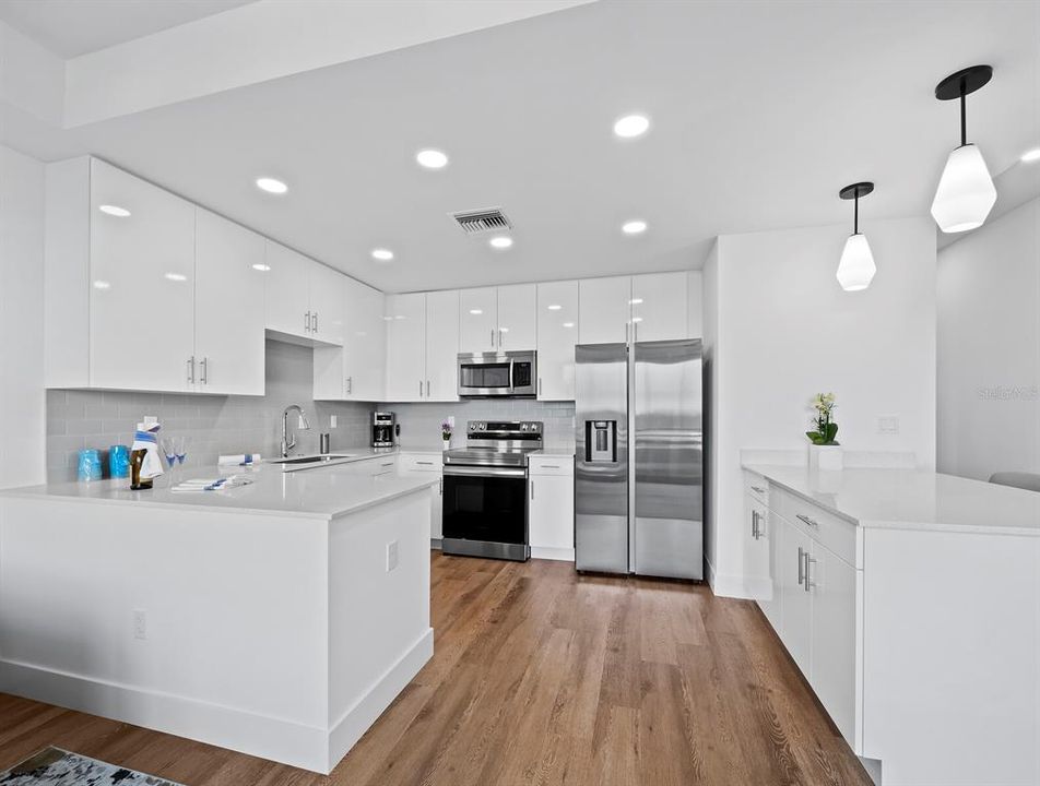 Под контрактом: $699,000 (1 спален, 2 ванн, 855 Квадратных фут)