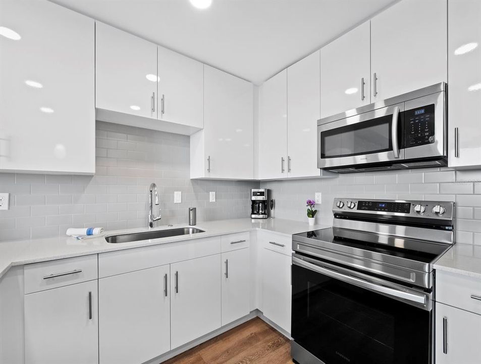 Под контрактом: $699,000 (1 спален, 2 ванн, 855 Квадратных фут)