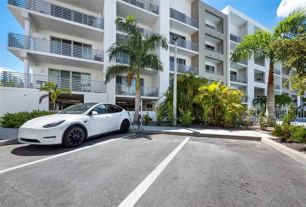 Под контрактом: $699,000 (1 спален, 2 ванн, 855 Квадратных фут)