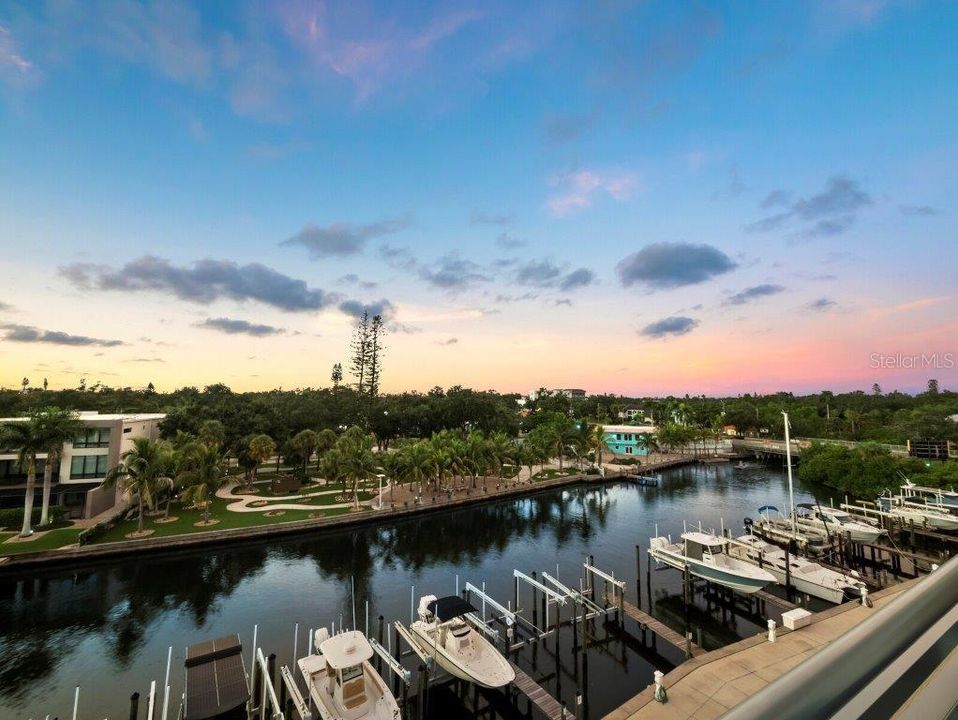 Под контрактом: $699,000 (1 спален, 2 ванн, 855 Квадратных фут)