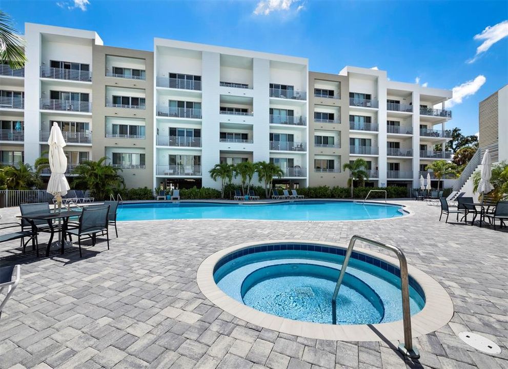 Под контрактом: $699,000 (1 спален, 2 ванн, 855 Квадратных фут)