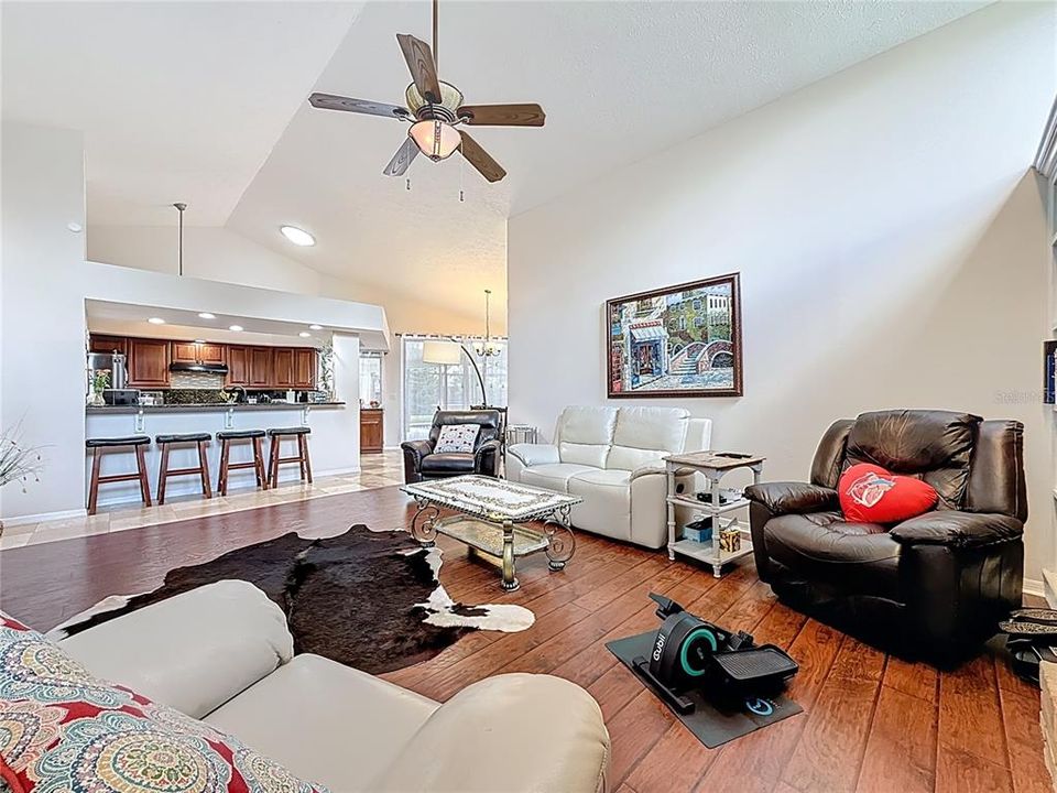 合同活跃: $659,000 (5 贝兹, 4 浴室, 2960 平方英尺)