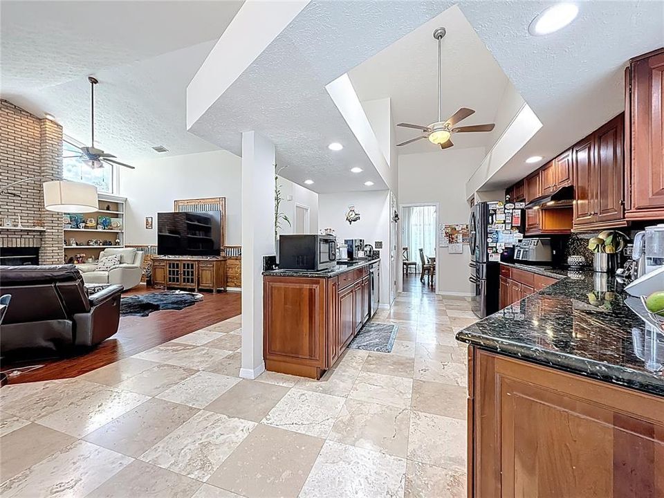 合同活跃: $659,000 (5 贝兹, 4 浴室, 2960 平方英尺)