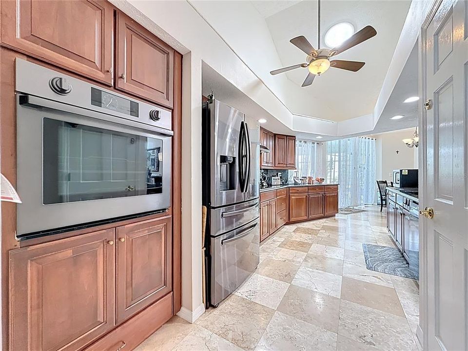 合同活跃: $659,000 (5 贝兹, 4 浴室, 2960 平方英尺)