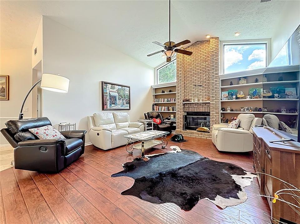 合同活跃: $659,000 (5 贝兹, 4 浴室, 2960 平方英尺)