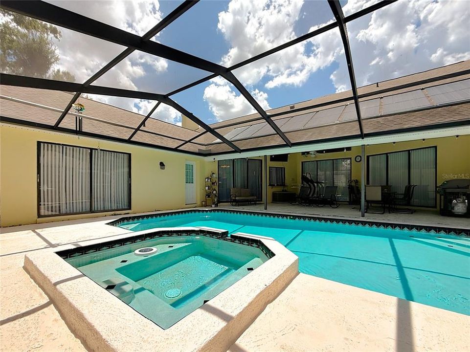 合同活跃: $659,000 (5 贝兹, 4 浴室, 2960 平方英尺)