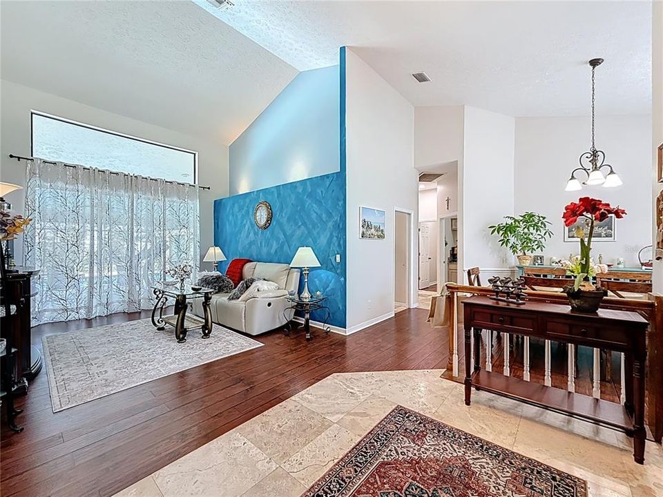 合同活跃: $659,000 (5 贝兹, 4 浴室, 2960 平方英尺)