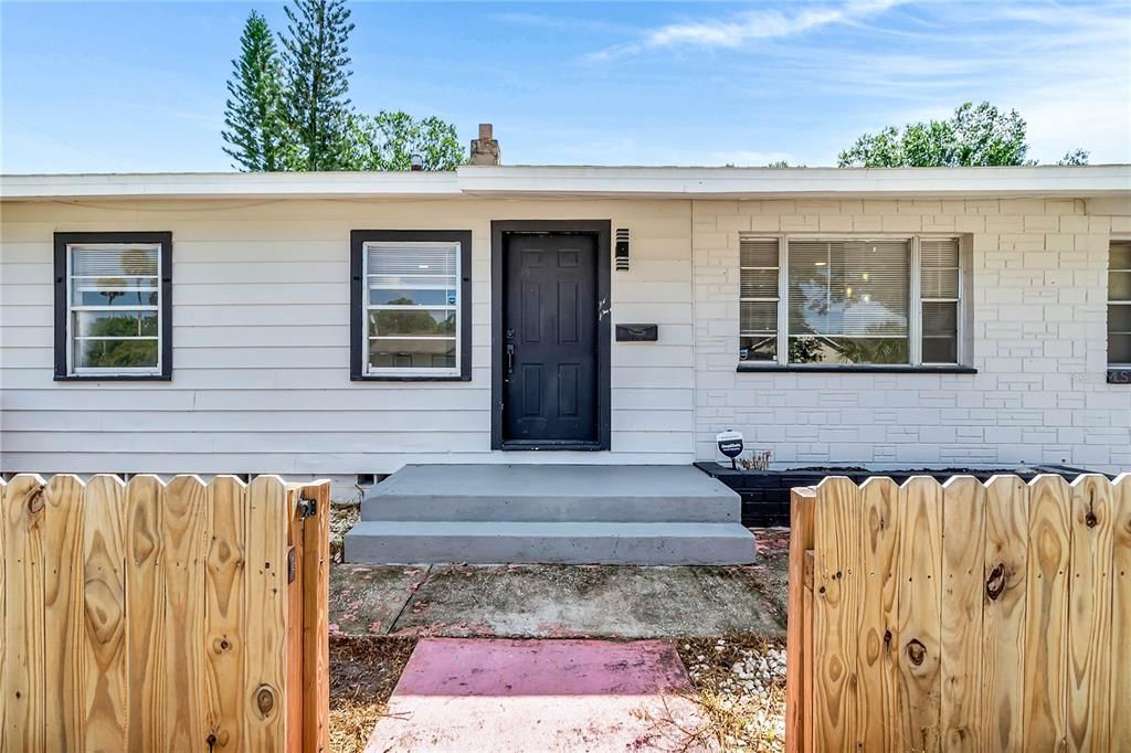 Active With Contract: $198,000 (2 beds, 2 baths, 1032 Square Feet)