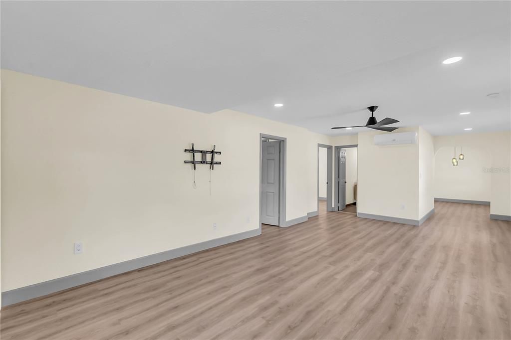 Active With Contract: $198,000 (2 beds, 2 baths, 1032 Square Feet)