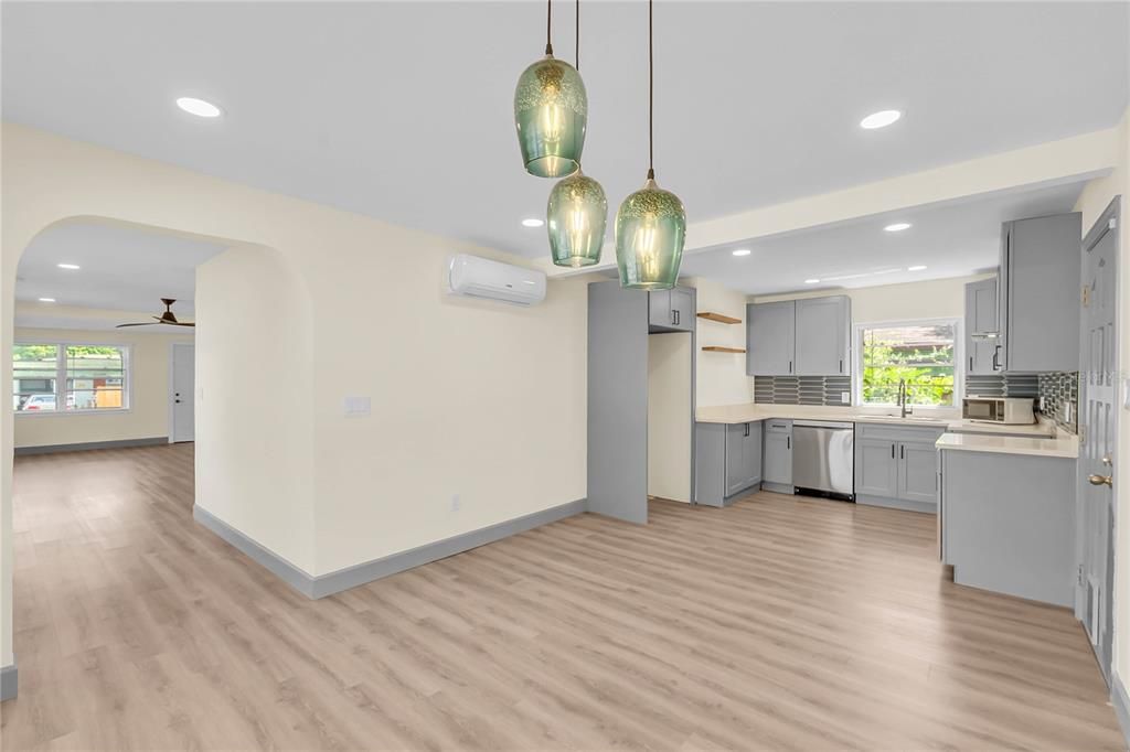 Active With Contract: $198,000 (2 beds, 2 baths, 1032 Square Feet)