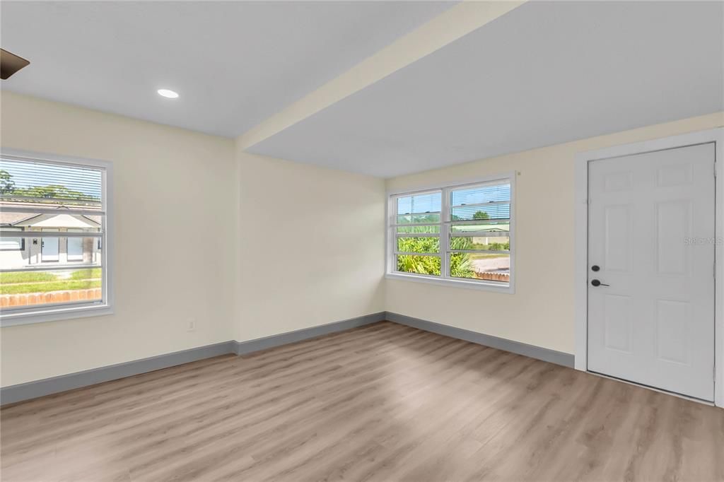 Active With Contract: $198,000 (2 beds, 2 baths, 1032 Square Feet)