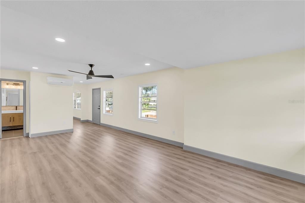 Active With Contract: $198,000 (2 beds, 2 baths, 1032 Square Feet)