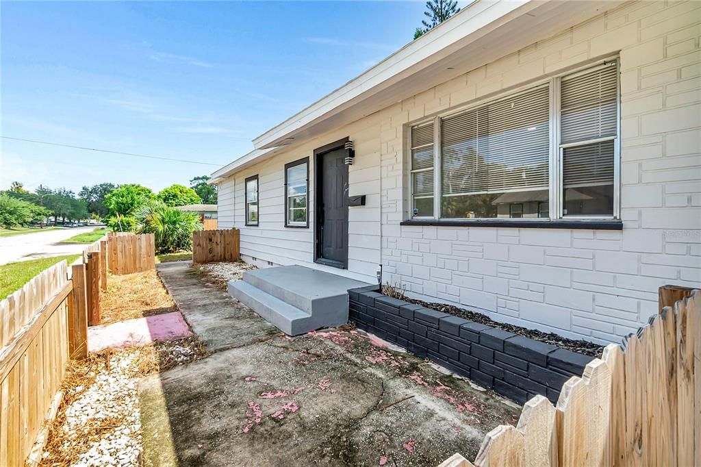 Active With Contract: $198,000 (2 beds, 2 baths, 1032 Square Feet)