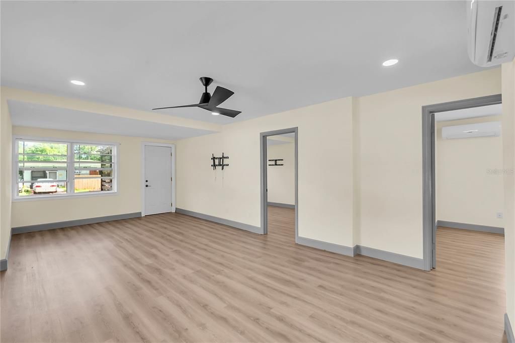 Active With Contract: $198,000 (2 beds, 2 baths, 1032 Square Feet)