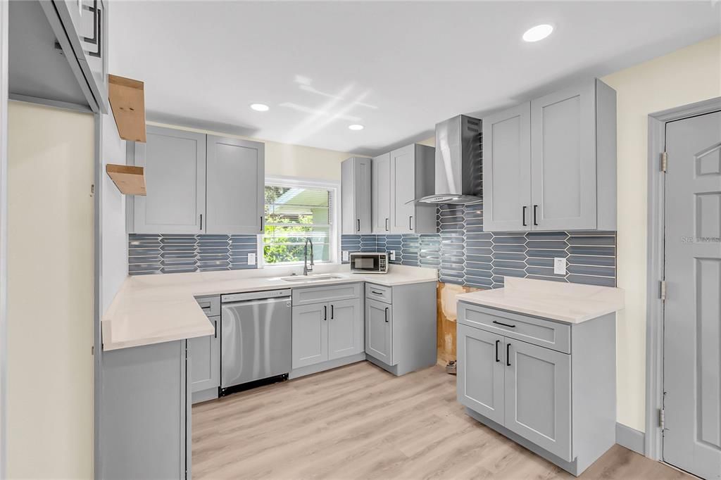 Active With Contract: $198,000 (2 beds, 2 baths, 1032 Square Feet)