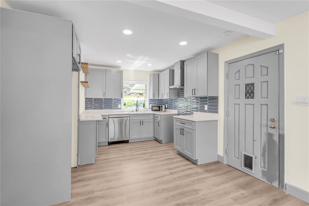 Active With Contract: $198,000 (2 beds, 2 baths, 1032 Square Feet)