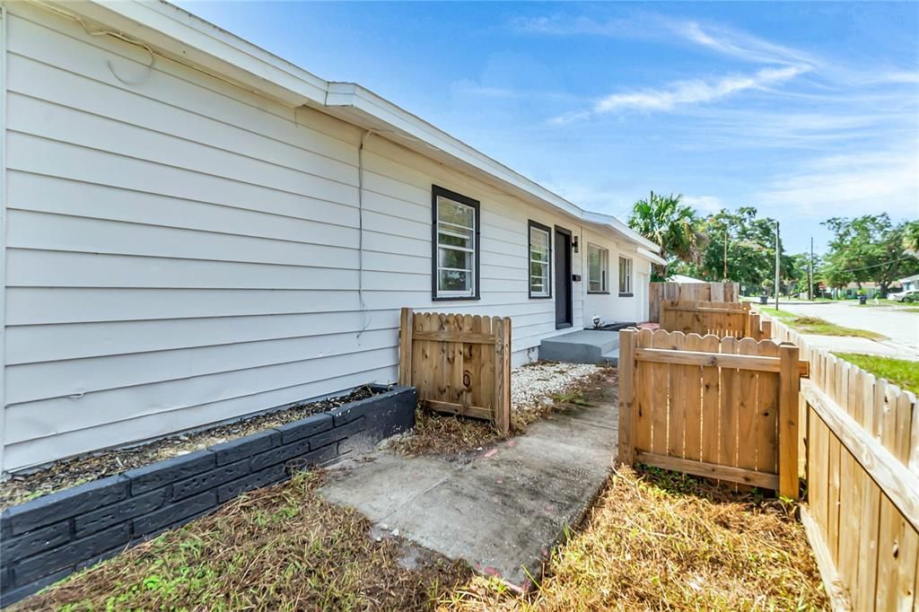 Active With Contract: $198,000 (2 beds, 2 baths, 1032 Square Feet)