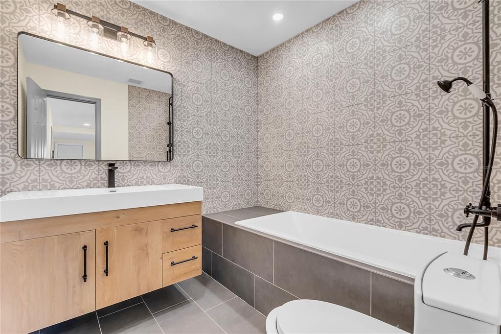 Active With Contract: $198,000 (2 beds, 2 baths, 1032 Square Feet)