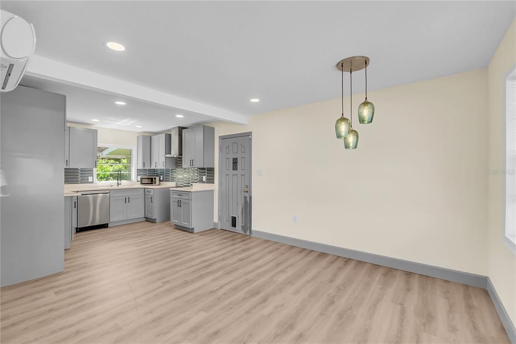 Active With Contract: $198,000 (2 beds, 2 baths, 1032 Square Feet)