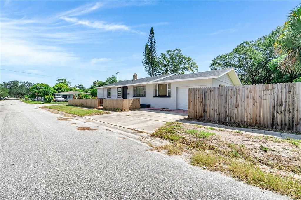 Active With Contract: $198,000 (2 beds, 2 baths, 1032 Square Feet)