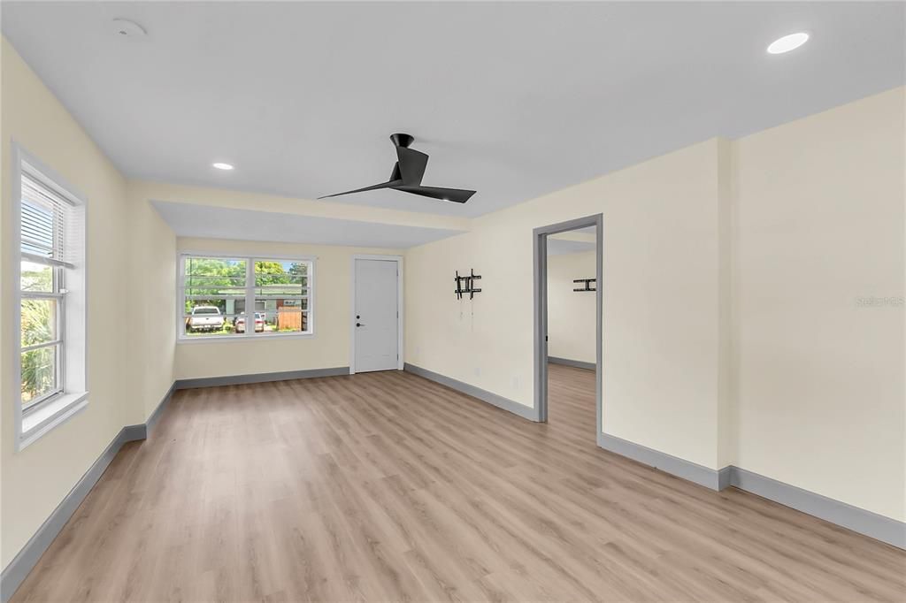 Active With Contract: $198,000 (2 beds, 2 baths, 1032 Square Feet)