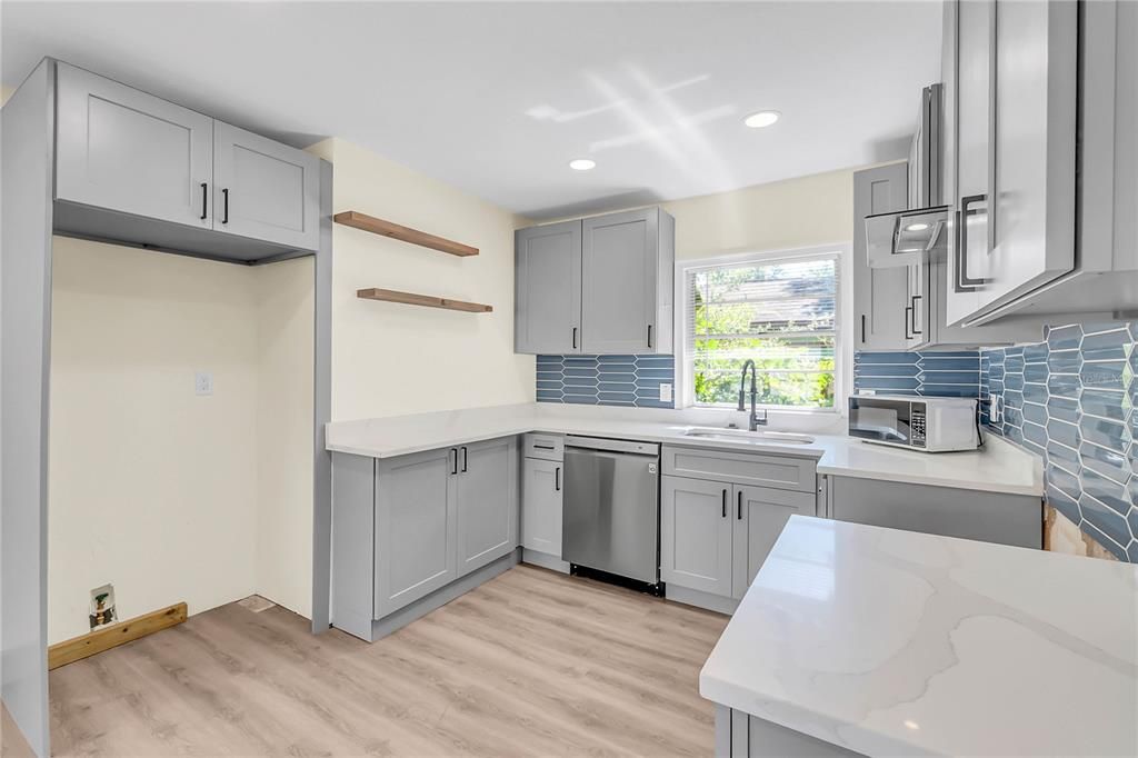 Active With Contract: $198,000 (2 beds, 2 baths, 1032 Square Feet)