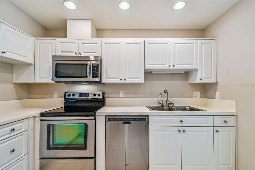 Под контрактом: $199,000 (2 спален, 2 ванн, 1220 Квадратных фут)