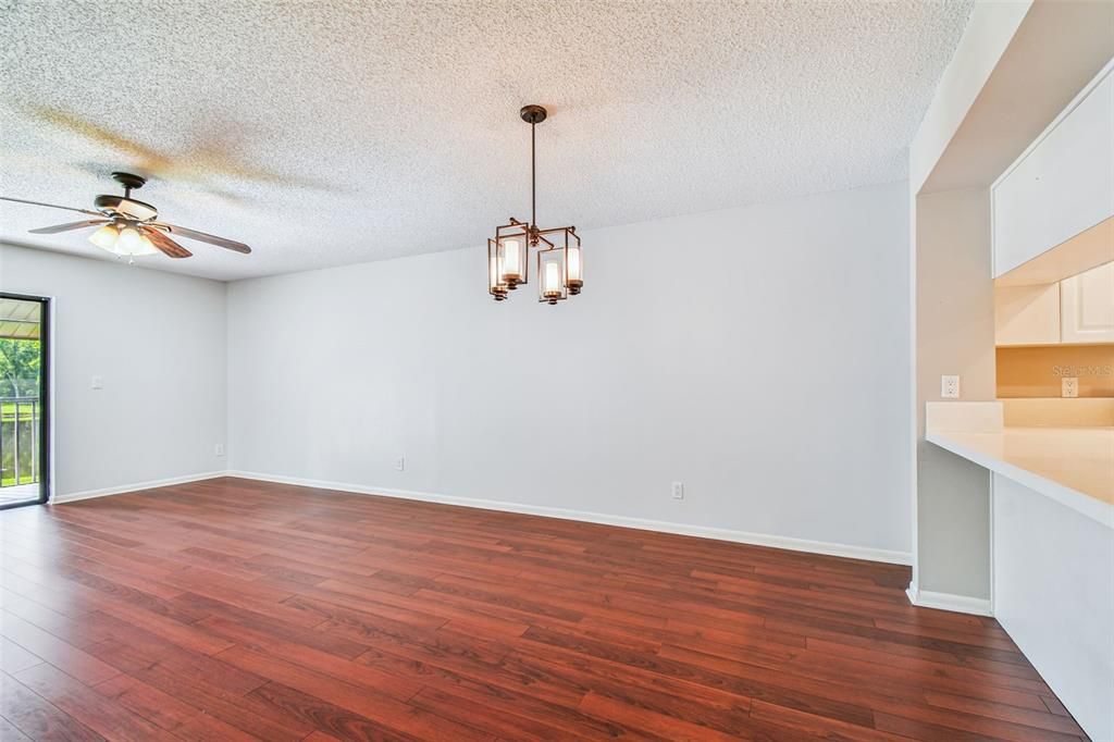 Под контрактом: $199,000 (2 спален, 2 ванн, 1220 Квадратных фут)