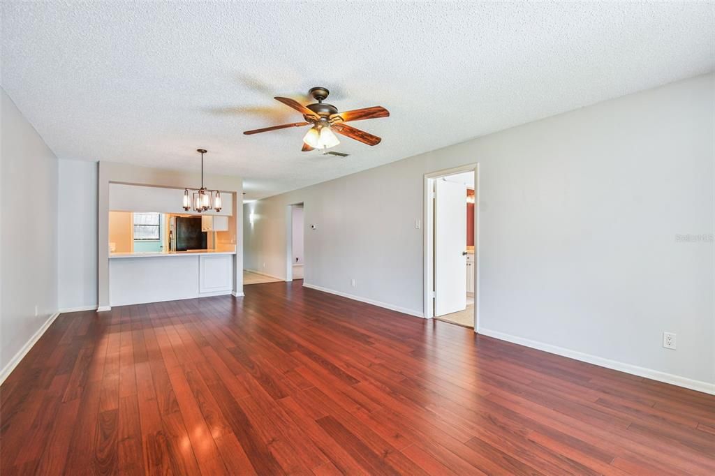 Под контрактом: $199,000 (2 спален, 2 ванн, 1220 Квадратных фут)