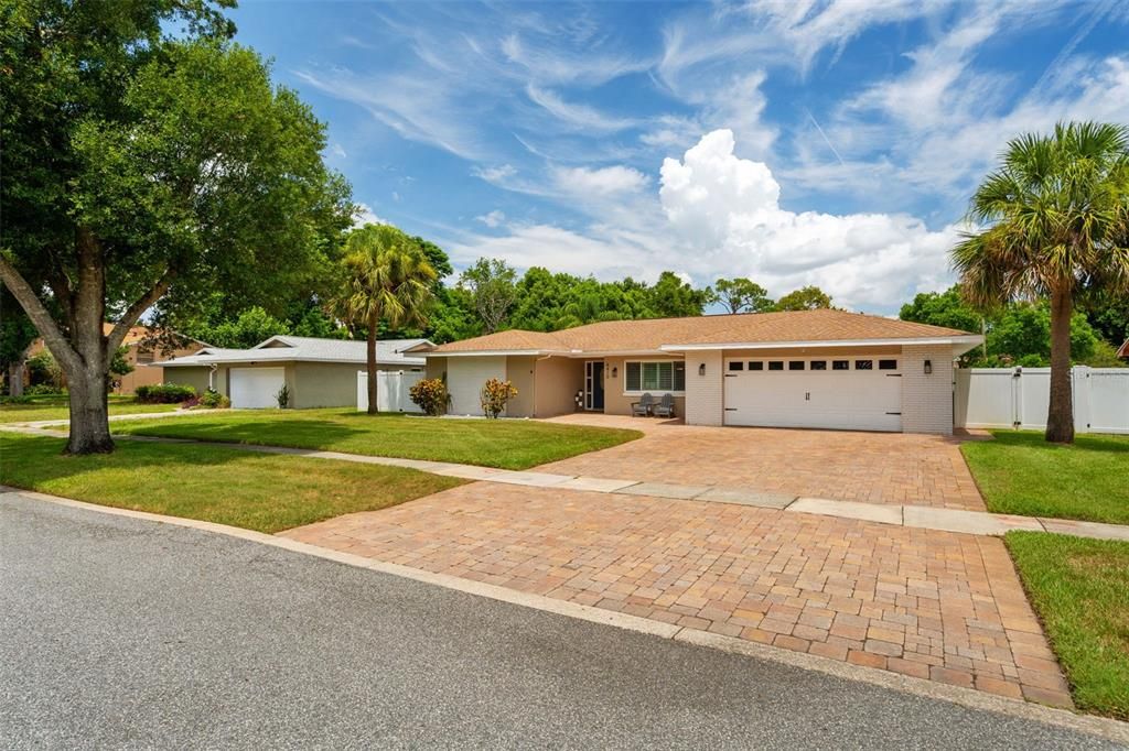 Activo con contrato: $649,000 (4 camas, 2 baños, 1928 Pies cuadrados)