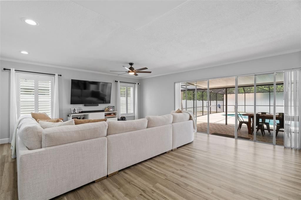 Activo con contrato: $649,000 (4 camas, 2 baños, 1928 Pies cuadrados)