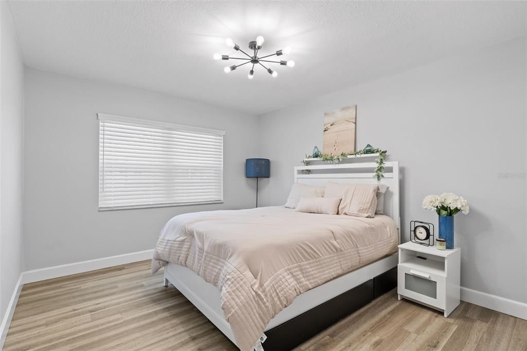 Activo con contrato: $649,000 (4 camas, 2 baños, 1928 Pies cuadrados)