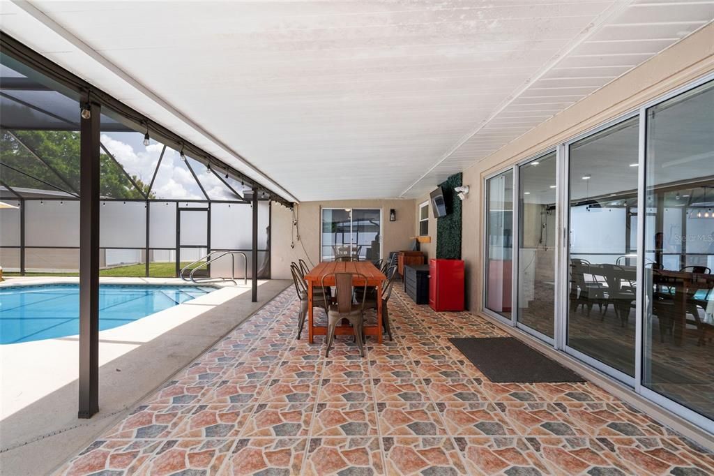 Activo con contrato: $649,000 (4 camas, 2 baños, 1928 Pies cuadrados)