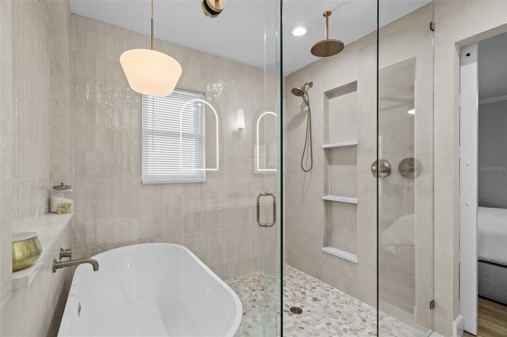 Activo con contrato: $649,000 (4 camas, 2 baños, 1928 Pies cuadrados)