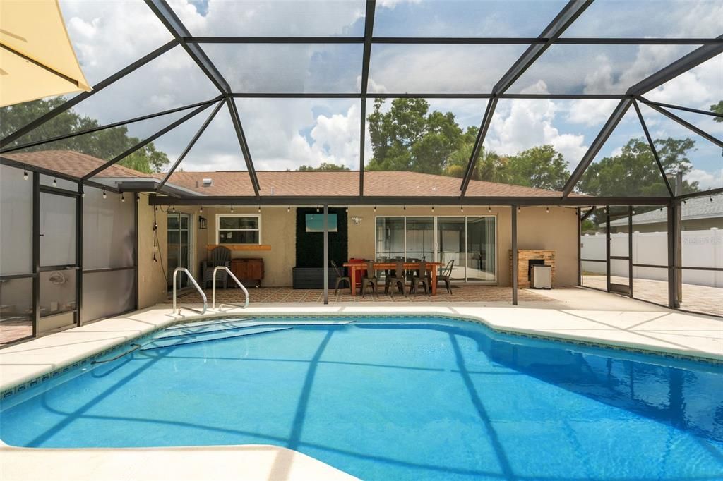 Activo con contrato: $649,000 (4 camas, 2 baños, 1928 Pies cuadrados)