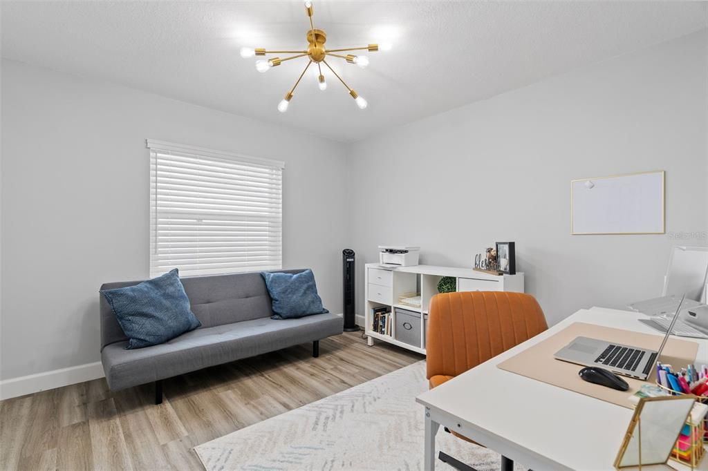 Activo con contrato: $649,000 (4 camas, 2 baños, 1928 Pies cuadrados)