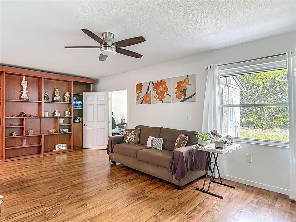 На продажу: $314,900 (3 спален, 2 ванн, 1564 Квадратных фут)