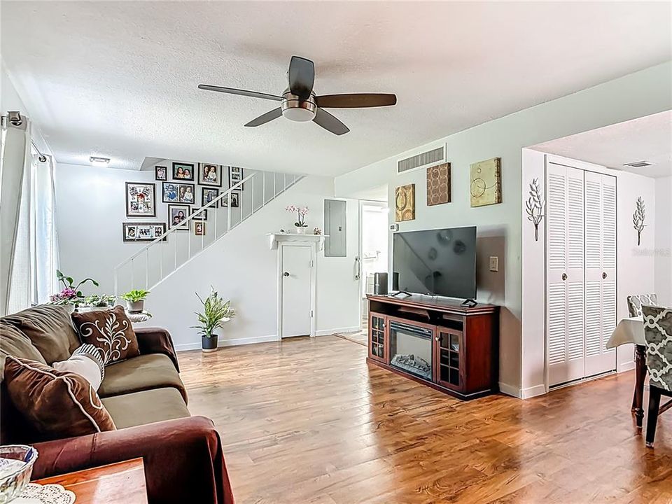 На продажу: $314,900 (3 спален, 2 ванн, 1564 Квадратных фут)