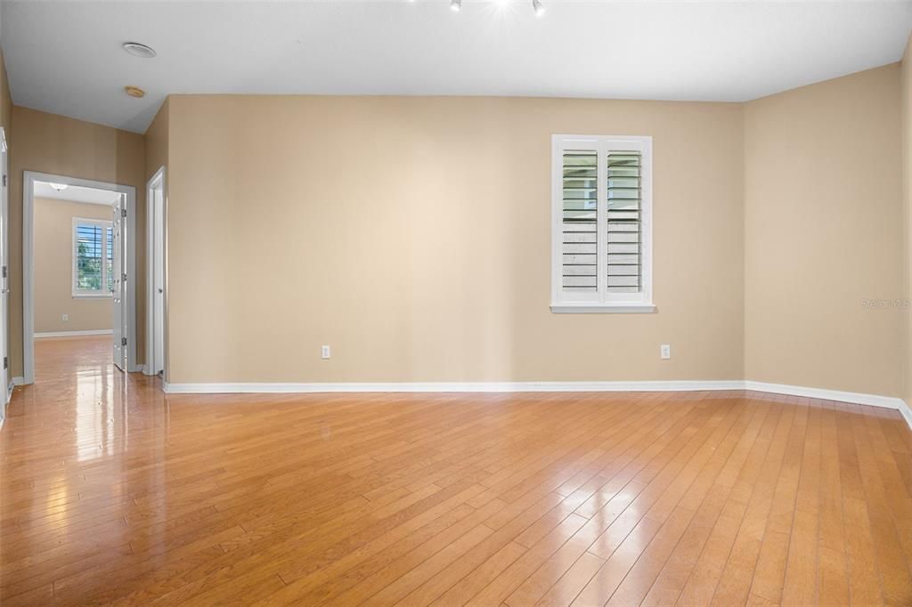 合同活跃: $584,900 (3 贝兹, 2 浴室, 2503 平方英尺)