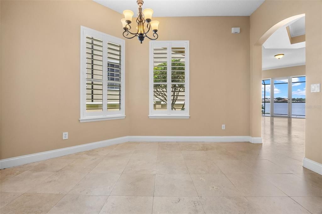 合同活跃: $584,900 (3 贝兹, 2 浴室, 2503 平方英尺)