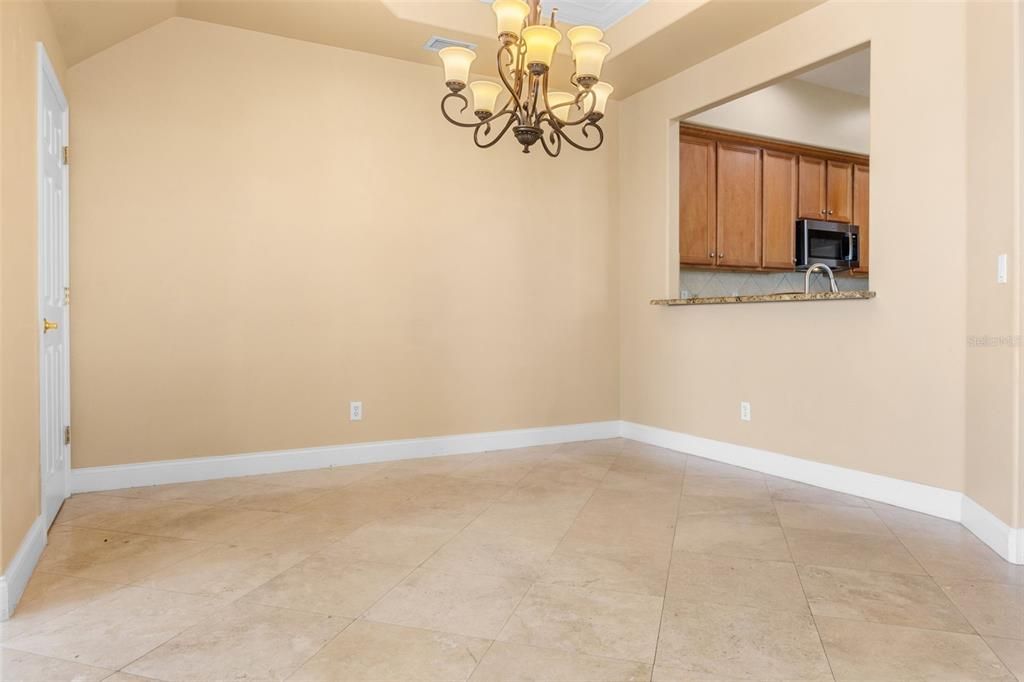 合同活跃: $584,900 (3 贝兹, 2 浴室, 2503 平方英尺)