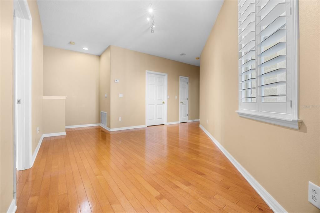 合同活跃: $584,900 (3 贝兹, 2 浴室, 2503 平方英尺)