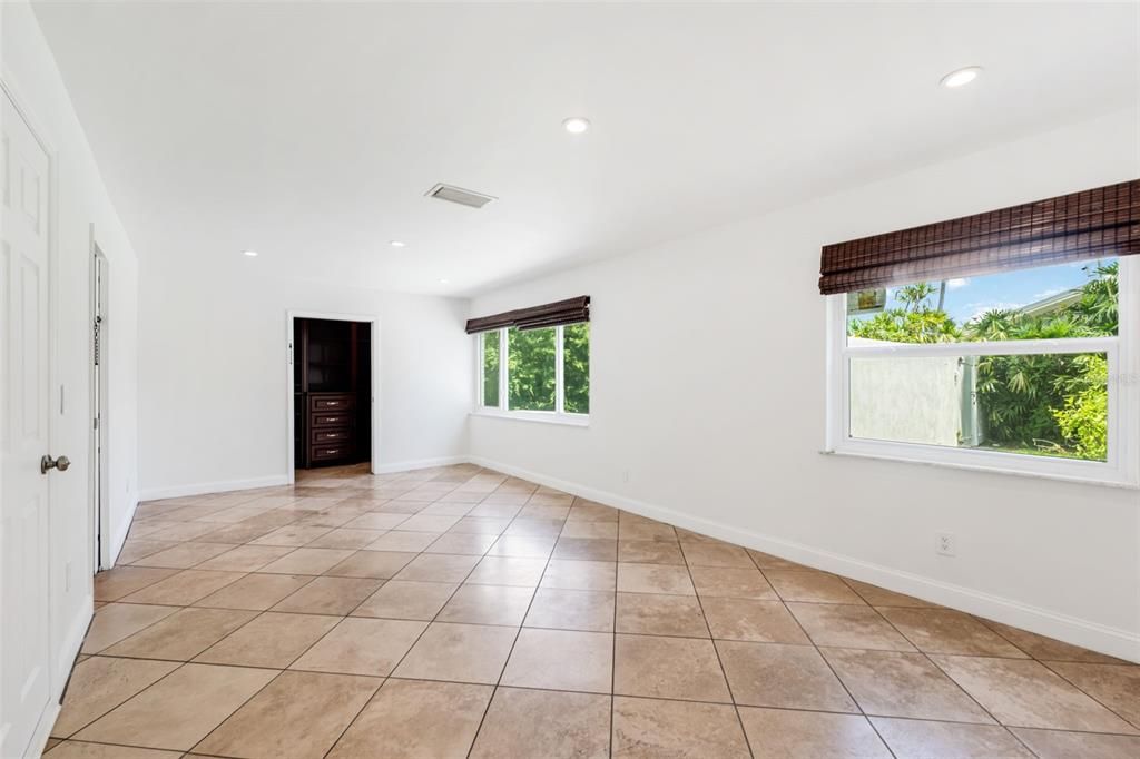 En Venta: $769,000 (5 camas, 3 baños, 2704 Pies cuadrados)