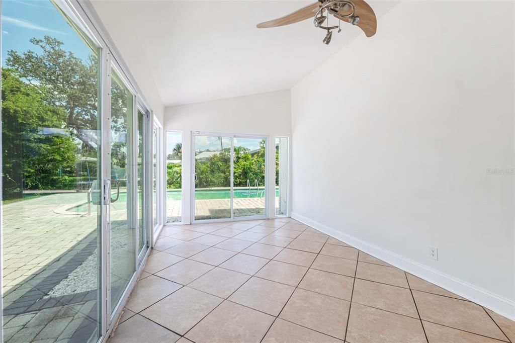 En Venta: $769,000 (5 camas, 3 baños, 2704 Pies cuadrados)