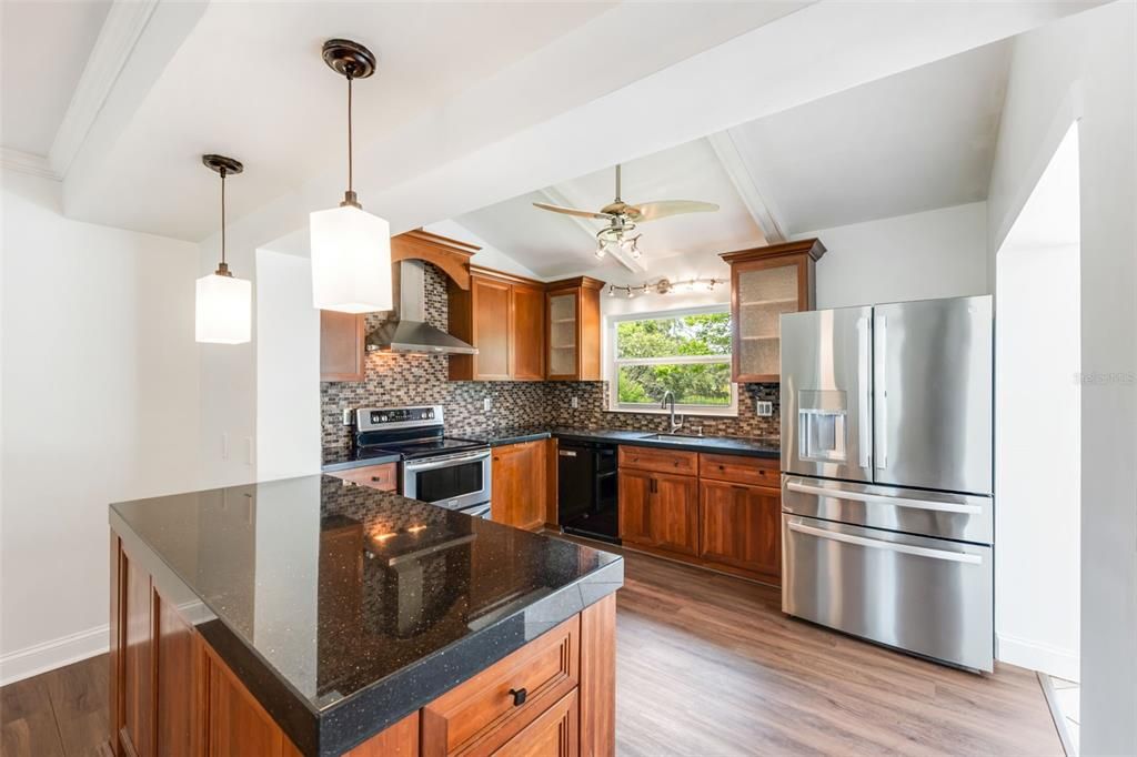 En Venta: $769,000 (5 camas, 3 baños, 2704 Pies cuadrados)