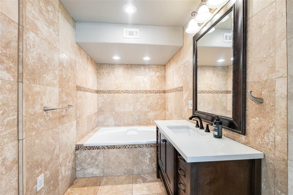 En Venta: $769,000 (5 camas, 3 baños, 2704 Pies cuadrados)